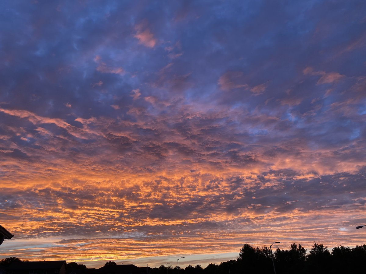 julie_hocking's tweet photo. 🌅 @BryanBusbyKMBC @NickBenderKMBC @NevilleKMBC @PeteGrigsbyKMBC @KatieHornerKMBC @ErinKCTV5 https://t.co/0jrreGyrm0