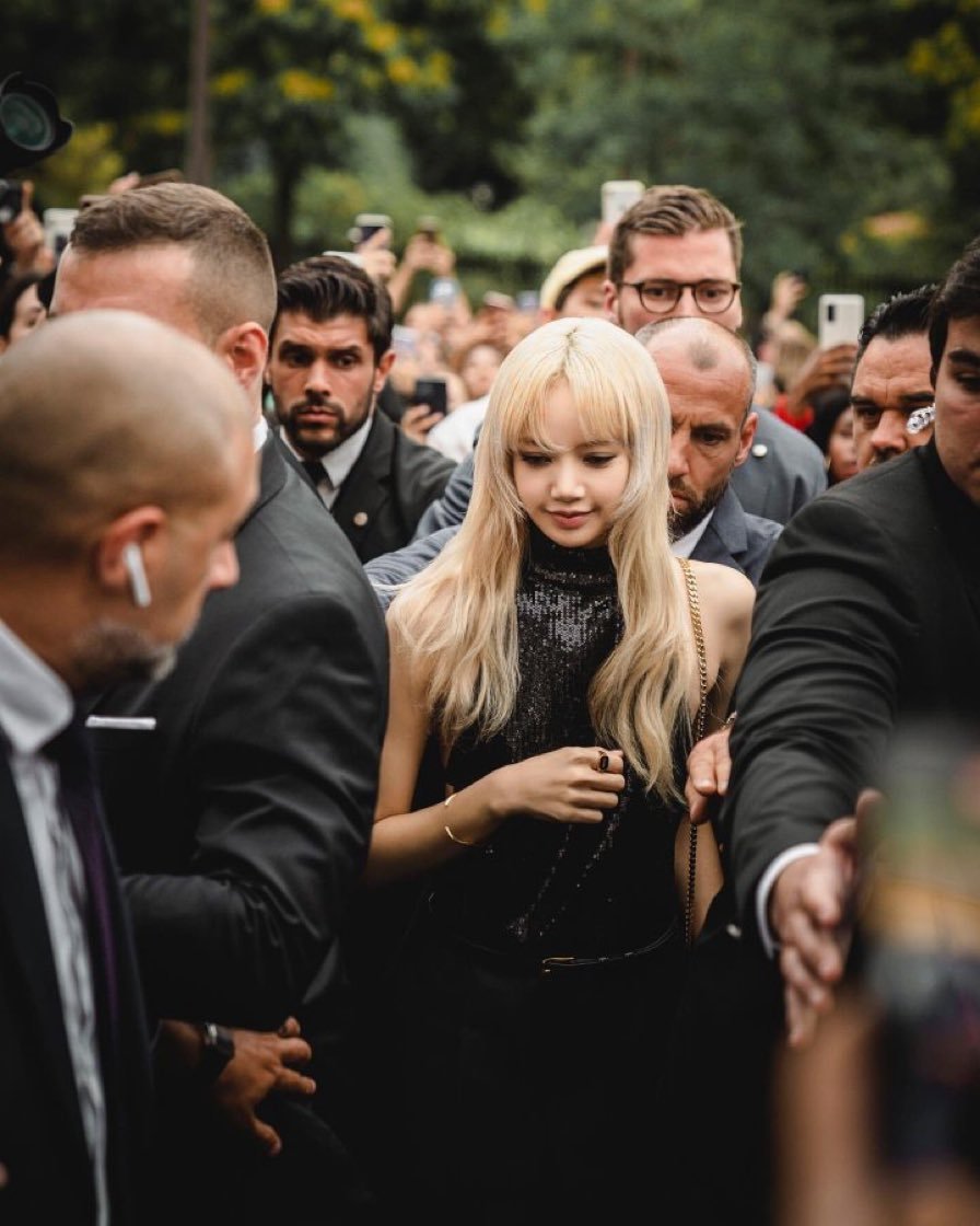La_Lisa2002's tweet photo. Gắn hastag này :
 LALISA HUMAN CELINE
#LISAatCelinePFW22 #LISAXCELINE
nhớ câu thần chú thêm 3-4 chữ nữa nhé, thêm ảnh được thì càng tốt. Tránh tình trạng tw muốn ẻ mà bị lọc nhé !! Chúc các xà con hạnh phúc ❤️✨ https://t.co/rQAm08AqWR