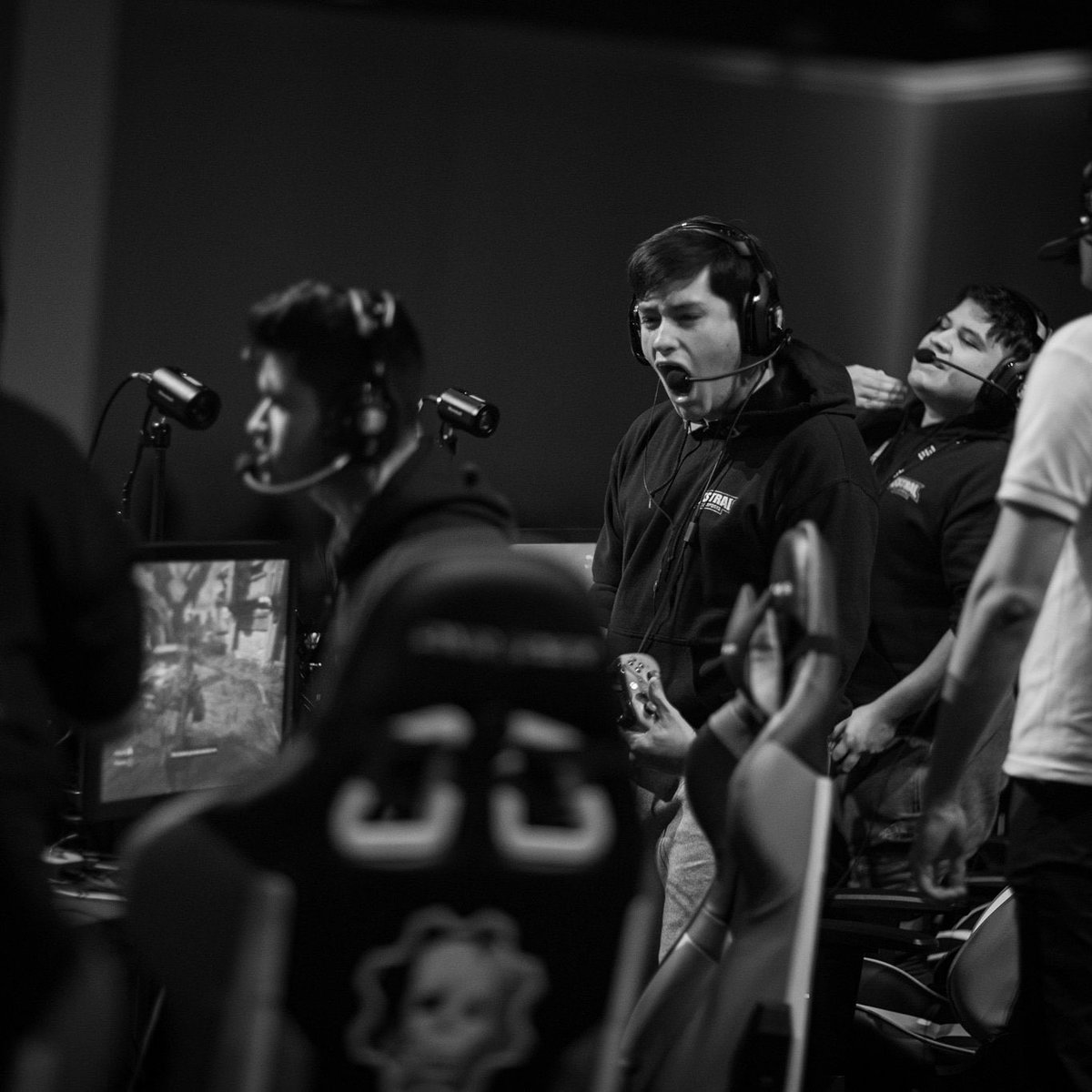 Addvers_'s tweet image. Fue un placer competir todos estos años y hacer lo que me apasiona, no me arrepiento de nada, quizá no pude ganar pero me la pase de huevos en el camino, marco mi vida para siempre, conviví con gente bien chingona, conocí el ADMV y muchos lugares lindos, gracias Gears ❤️