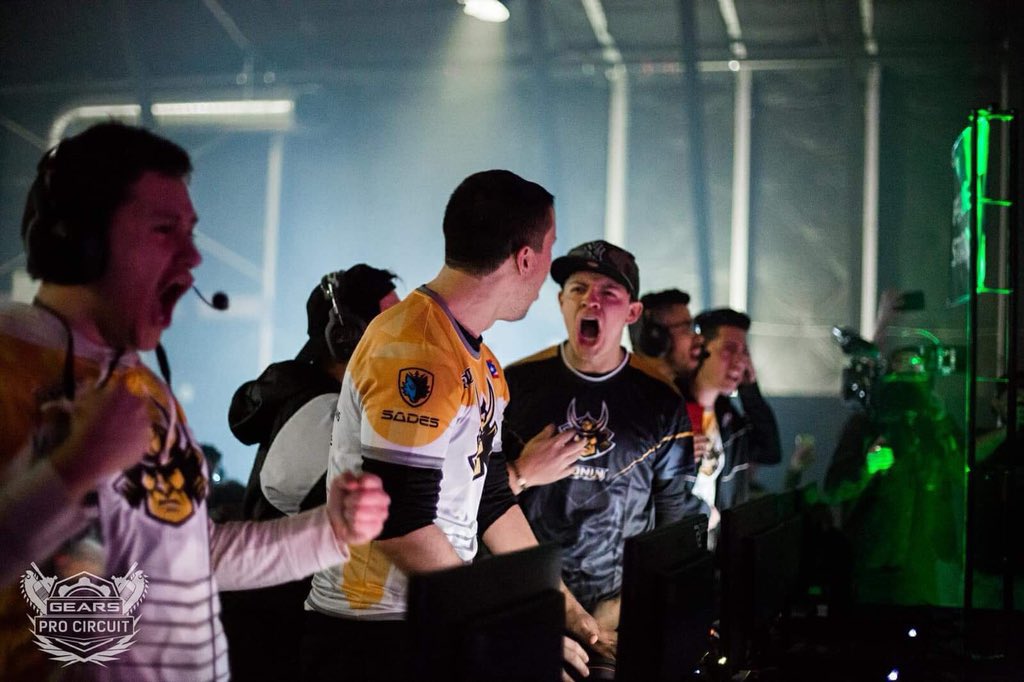 Addvers_'s tweet image. Fue un placer competir todos estos años y hacer lo que me apasiona, no me arrepiento de nada, quizá no pude ganar pero me la pase de huevos en el camino, marco mi vida para siempre, conviví con gente bien chingona, conocí el ADMV y muchos lugares lindos, gracias Gears ❤️