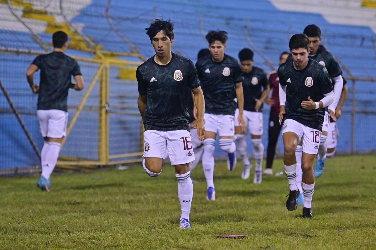 miseleccionmx's tweet photo. #Sub20 | Calentamiento. ⚡️
¡Por ese 🎟 a Cuartos! 

#HechoDeLosMexicanos | #FMFporNuestroFútbol https://t.co/RF6ucMNzxh