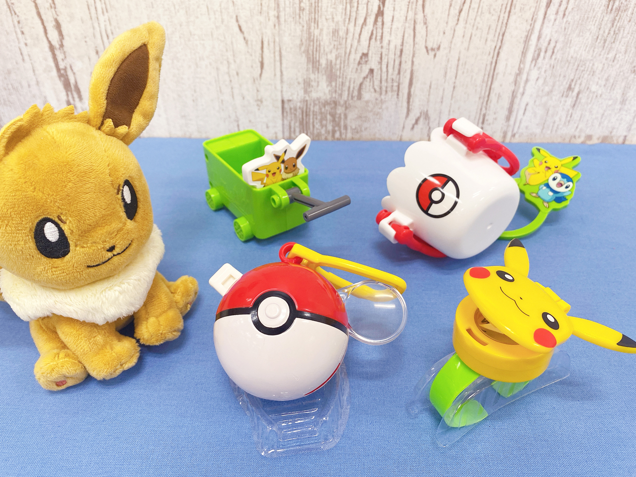 完売品FEILER ポケモン ハッピースウィーツピカチュウ&イーブイ＆ポッチャマ ピカチュウ」や「イーブイ」「ポッチャマ」と、スイーツを
