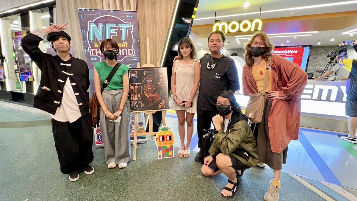 h7ddnsNft's tweet image. 👹MAZK meet GAS⭐️

We didn&apos;t talk much, but I&apos;m really glad we met✊✨
RESPECT G⭐️S!!

In these 2 pictures, me and P’Joker seem to switch bodies.🤣🤣🤣
#MazkGang #WeAreGAS