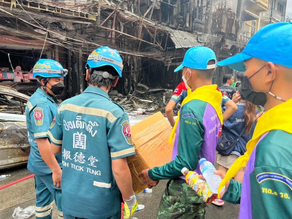 🪖ภารกิจดับเพลิง🔥

✨🇹🇭ป.1 พัน.1 รอ. ดำเนินการจัดกำลังจำนวน 40 นาย ลงพื้นที่ ถ.ราชวงศ์ (สำเพ็ง) เขตสัมพันธวงศ์ กทม. เพื่อสนับสนุนการปฏิบัติของเจ้าหน้าที่ และช่วยเหลือประชาชนที่ประสบอัคคีภัย

#ทหารมีไว้ทำไม