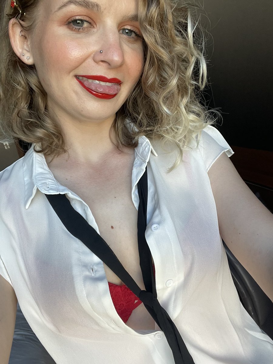 sabmfols's tweet photo. finally seeing @dadwroteaporno for #BelindasDirty30 https://t.co/Z58IyD4j8W