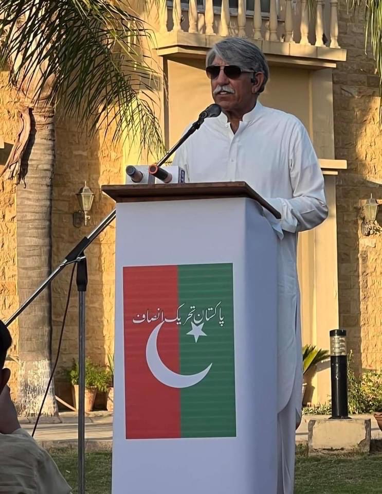 Muhamma55310244's tweet photo. سابق آئی ایس آئی چیف کی یہ تصویر لفافوں کے اندر گھس کے پھٹ گئی ہے۔
بیچارے ہلکان ہو رہے ہیں https://t.co/Mhryr01vgF