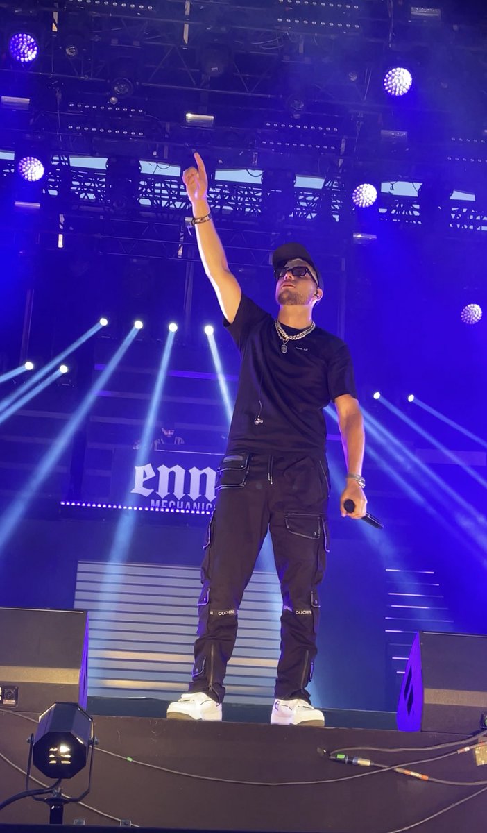 linaprns's tweet photo. je m’en remets pas, plk au solidays c’était incroyable !! @PLK75 https://t.co/O4by5LyoU6