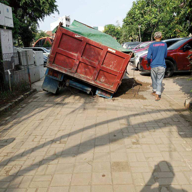 Sumur resapan mulai memakan KORBAN

Ini salah satu karya KERAMAT dari gub. Ragunan untuk <a href="/DKIJakarta/">Pemprov DKI Jakarta</a> 

Ratusan Miliar anggaran dihabiskan untuk MENCELAKAI warganya sendiri

Hati2 warga Jakarta kalo jalan dimana2 ya, siapa tau anda jadi korban berikutnya