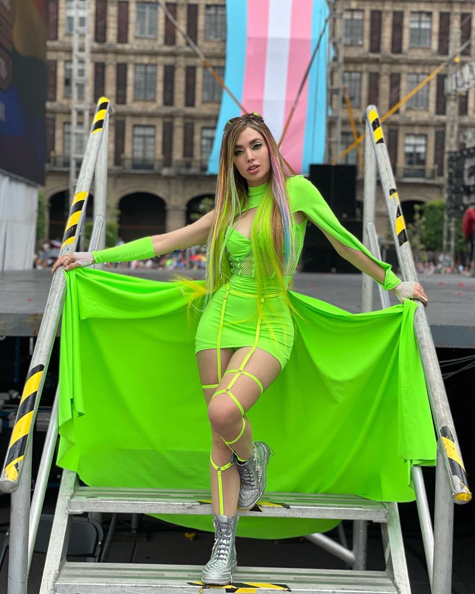 nellyBurGuette's tweet photo. 25 JUNIO 🏳️‍🌈PRIDE 2022🏳️‍🌈
 No tengo palabras ✨😭✨ Vibrar con más de 100mil personas fue un sueño hecho realidad 🎤‼️Gracias ZÓCALO por tanto cariño, tanta magia y sobre todo por dejarme compartirles un poquito de mi #gaypride2022 #pride #loveislove https://t.co/WdARABi2GC