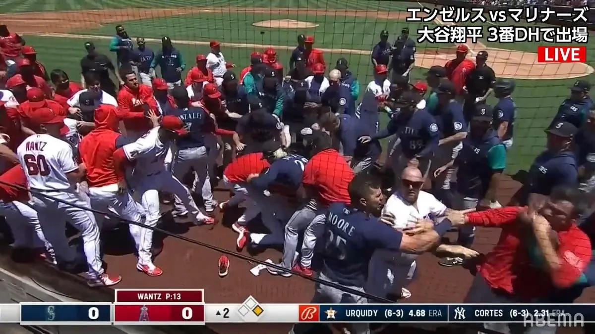 Mlb 大乱闘が勃発 両軍8人退場の殴り合い 大谷翔平を通訳 水原一平氏が必死に守る姿にファン感動 Twitter