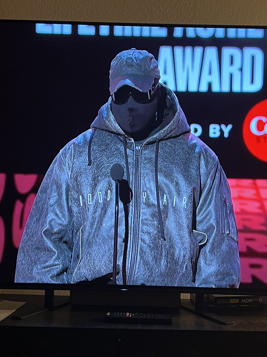 Kanye looks like he’s invisible and he’s wearing clothes so you can see him lol #BETAwards