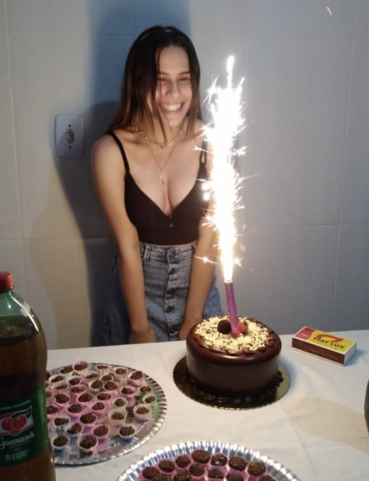 adelechifruda's tweet image. Post anual pro TT não derrubar minha conta. E a Beyoncé me deu parabéns de novo!