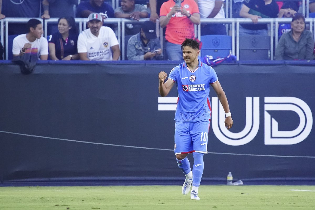 alex_inavarrete's tweet photo. #CruzAzul🚂🔵⚪🔴

La 🚂 y la era Diego Aguirre comienzan el año futbolístico y el semestre con un Campeonato en pénaltis (4-3) al Atlas 🦊en la Súpercopa de la Liga MX.

⚽ Gol del nuevo 9️⃣(Santi)
⚽ Gol del nuevo 1️⃣0️⃣(Ángel)

Gran inicio, en cuanto a motivación, para Cruz Azul. https://t.co/hMvgumLtwu