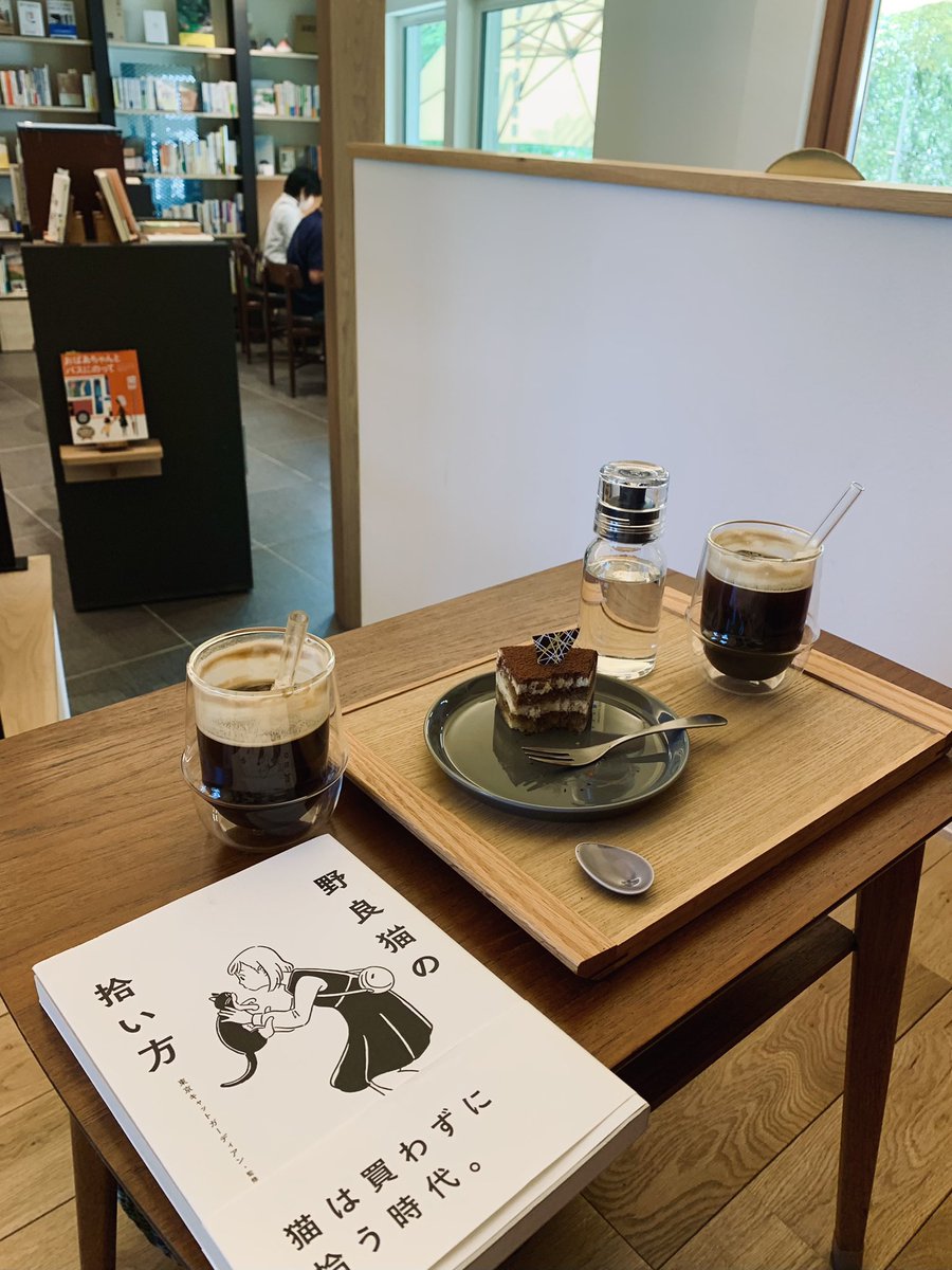 myao_my1's tweet image. #charmybook 

そうです。
猫は買わずに拾う時代。(=^ェ^=)

#ブックカフェ惣