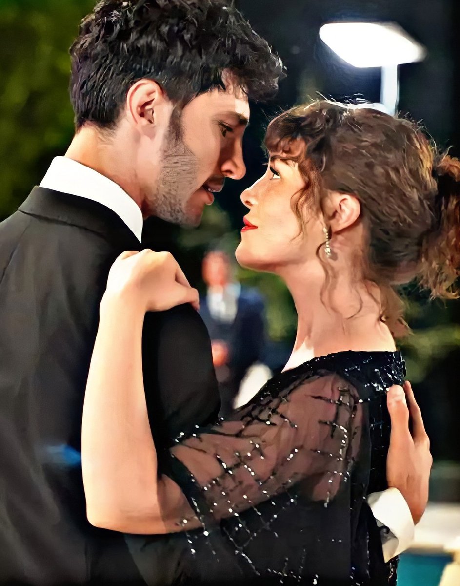 ilhaanfan's tweet photo. Bugün günlerden #sevmekzamanı #firan #ilhanşen https://t.co/AaIXkqm7Gq