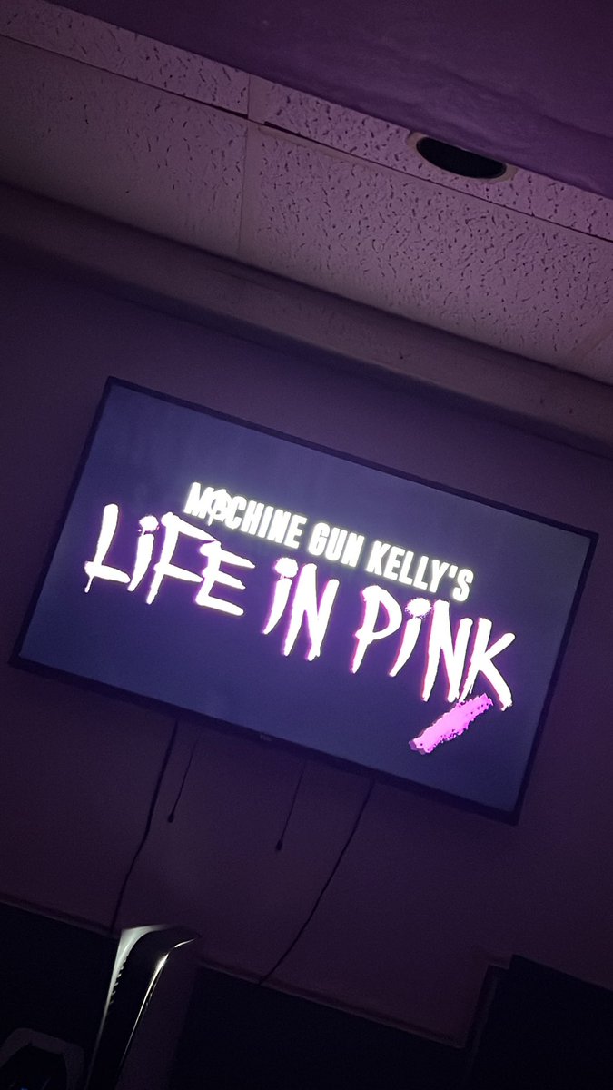 AracelyAviles98's tweet photo. Let’s go! @machinegunkelly https://t.co/79Jz1IJL9a