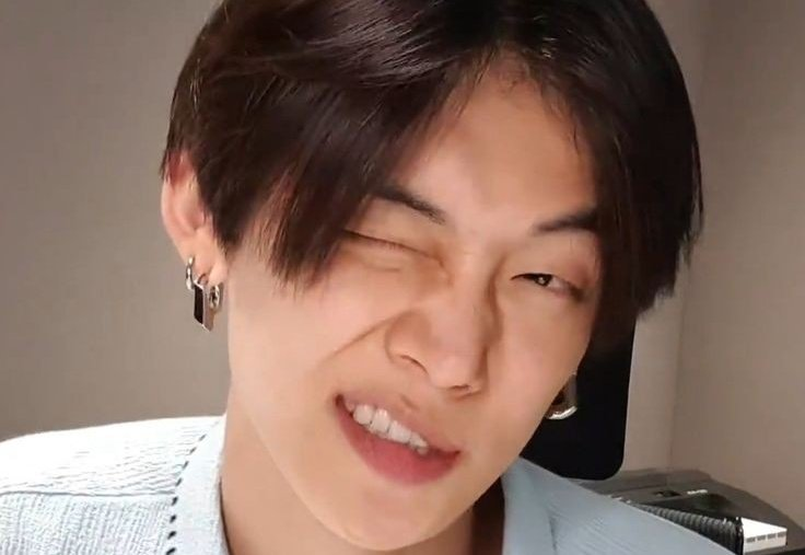 HUEKAN1SMS's tweet photo. another cute episode of yeonjun trying his best to wink https://t.co/f2XL8N3l5u