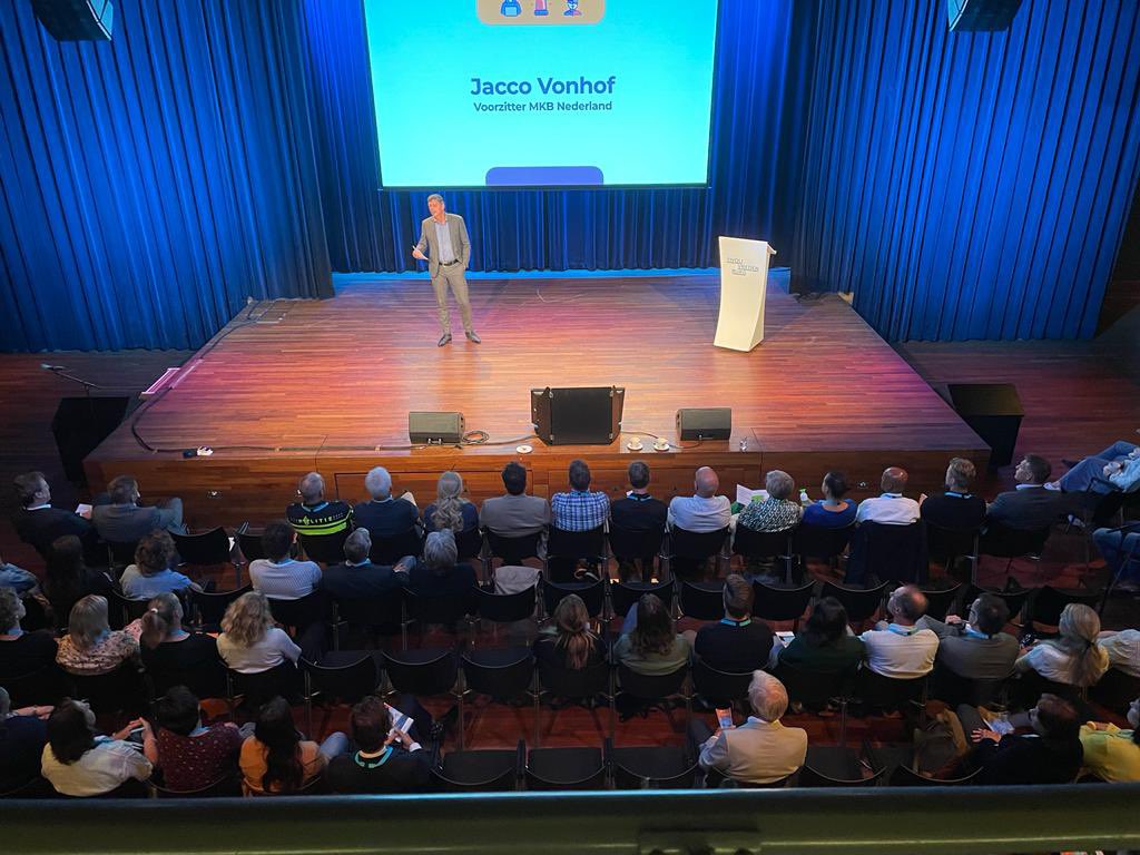 ‘Alleen door samen te werken kunnen we #criminaliteit optimaal bestrijden!’

Voorzitter Jacco Vonhof spreekt een zaal van overheidspartijen en private partijen toe bij congres ‘Één front tegen criminaliteit.’

#ondermijning