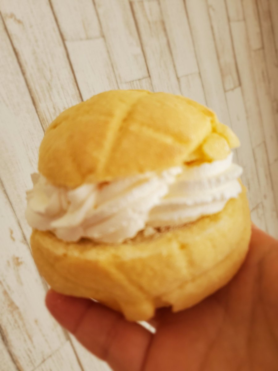 hisapyon723's tweet photo. @tanahashi1_100 メロンパンの中に生クリームだよ😋💕 https://t.co/nxRz9w5OvE