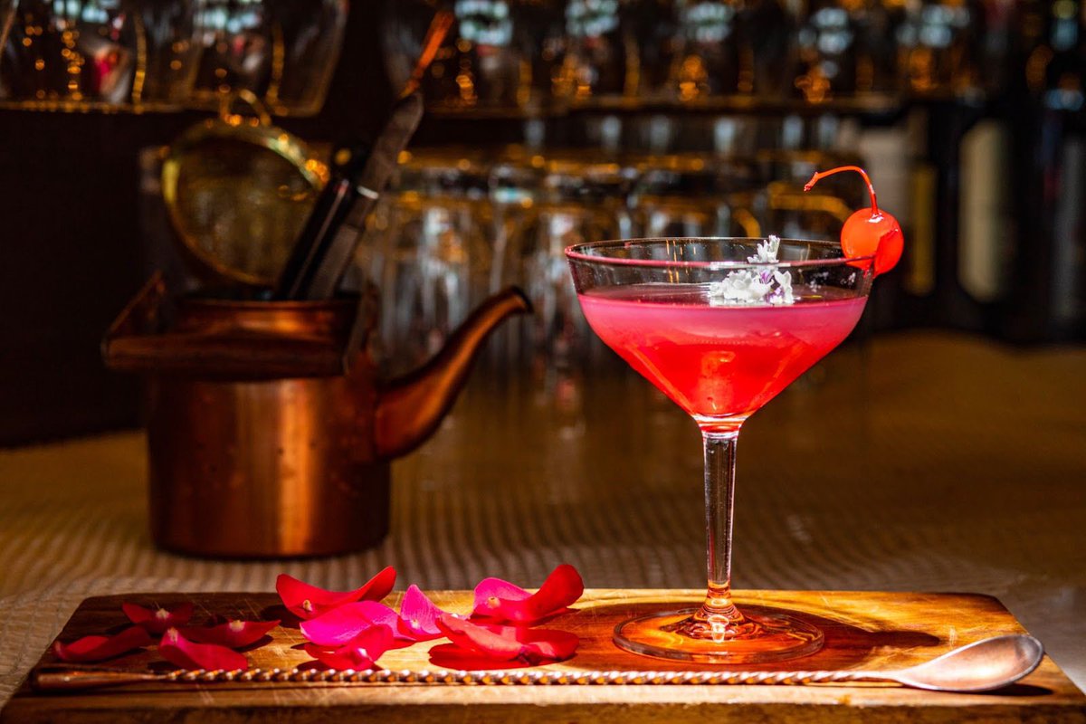 AndazDelhi's tweet photo. With a strong scent of the berry, we savour the #JuneBerry. A refreshing potion at India’s First Gin Bar, Juniper Bar.

https://t.co/AUQ0bki2eg

#JuniperBar #AndazDelhi #WhenInAndaz https://t.co/LH85RcPxat