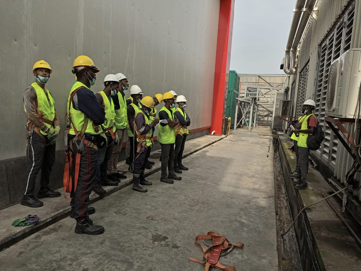 echitayo's tweet photo. Good morning Benin City

Toolbox talk for a client in the town of Benin 

We can manage your projects for you too. We are just a call away. #EchiTech  (08033885832) https://t.co/Kpl4BkbiGn