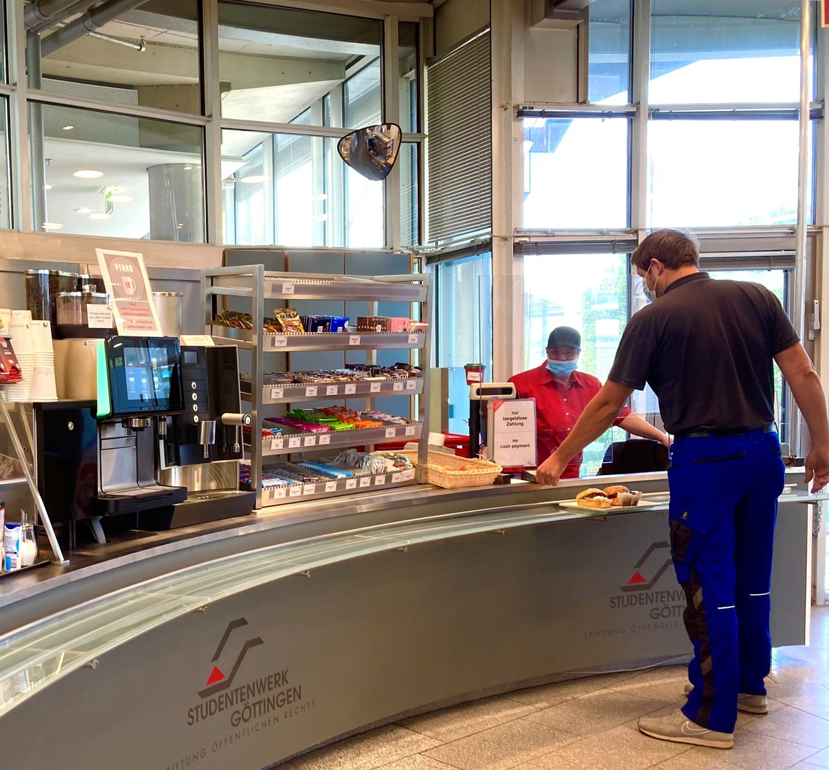 Zum Wochenstart unser freundlicher Reminder für euch 
Nutzt die Café-Wiedereröffnungen und verlängerten Öffnungszeiten im Sommersemester: z. B. Café SUB Mo. bis Do. 09:00 bis 18:00 Uhr, Fr. 09:00 bis 14:30 (AM DI., 28.6. nur 9:00 - 14:30 Uhr). Alle Infos: studentenwerk-goettingen.de