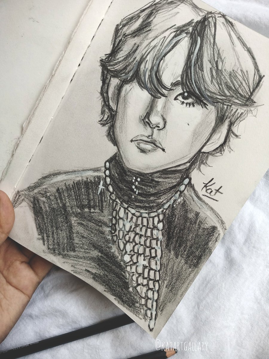 katartgallary's tweet photo. Is he even real!!! #KimTaehyungxCeline #KIMTAEHYUNGINParis https://t.co/w7QLCuOsCk