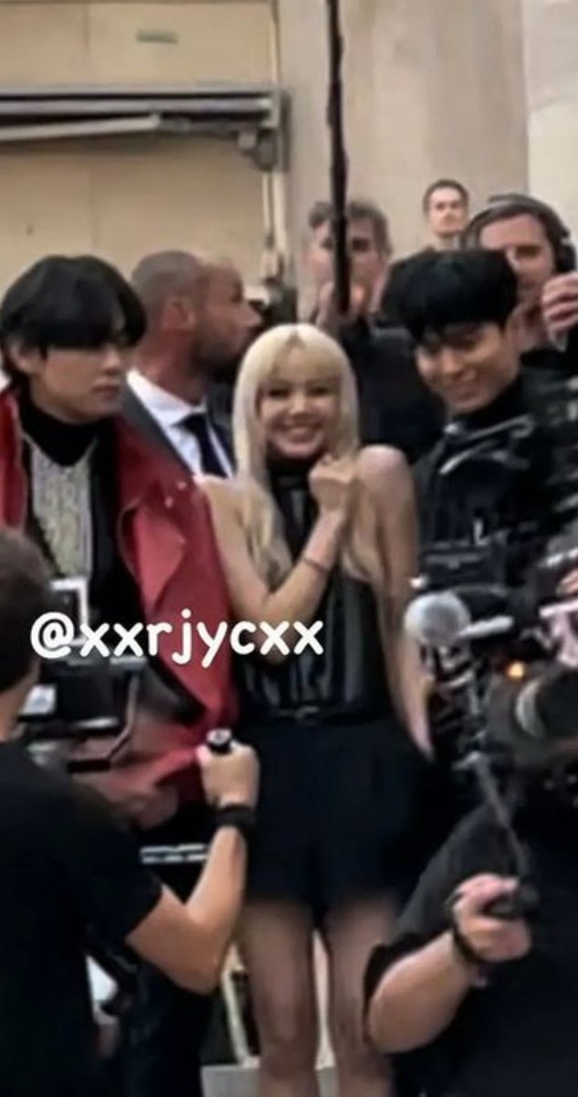 SbrnaI's tweet photo. DATI JAUH AJA PRETTY BGT NI ORANG. 

LALISA HUMAN CELINE
#LISAXCELINE https://t.co/u1JgbbSe5L