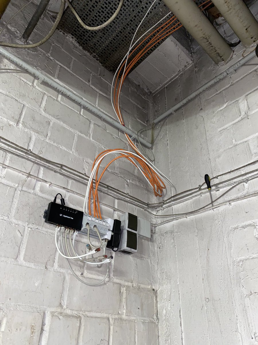 freifunkvechta's tweet photo. Über das Wochenende haben wir fleißig was geschafft. 💪

Noch ist das aktuell im Aufbau.

Wir sagen Danke ❤️ für die Hilfe und Unterstützung beim Netz Ausbau.🤝😊

#ehrenamt #freifunk #Ubiquiti #vechta #freifunkvechta #danke https://t.co/8Vmc0GLRcO