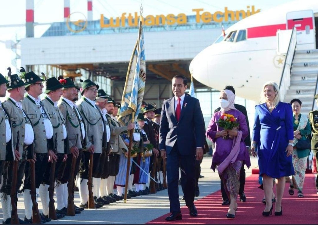 DafriyonD's tweet photo. Ya ALLAH Kami dari Sumatera Barat memohon kepada ENGKAU Lindungi lah Presiden RI kami Ir, Jokowi dan sekeluarga berikanlah bagi beliau kesehatan dan kekuatan,, Karna beliau adalah Utusan TUHAN Sebagai bapak Perdamaian Dunia Yang terlahir dari Republik Indonesia.. Amiin ya ALLAH https://t.co/DwkbUAjTc5