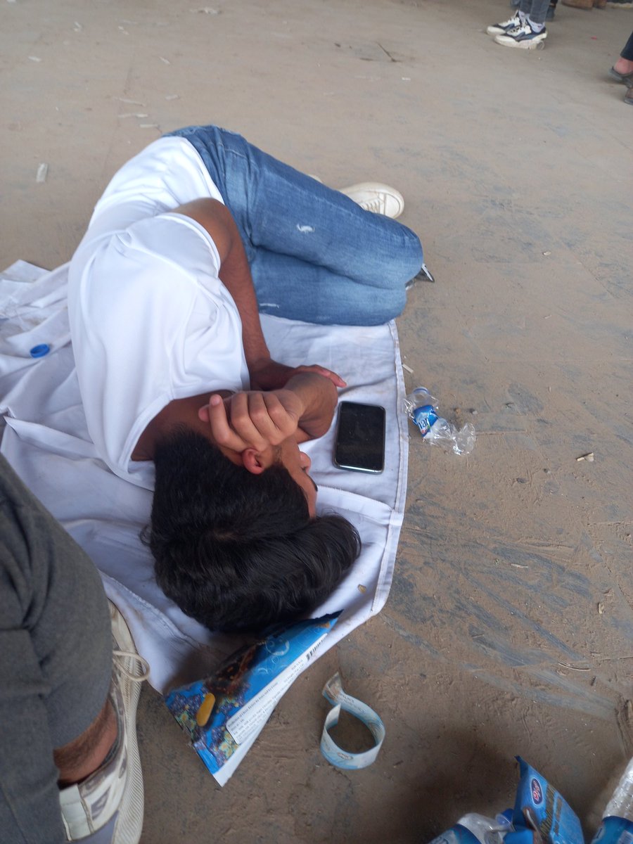 Uz1SHuIQ1Uc9iwt's tweet photo. هكذا خريجي الاختصاصات الطبية والصحية وهم الشريحة المهمة والمثقفة في المجتمع يفترشون الارض ليومين متتاليين من أجل حقهم القانوني والدستوري حسب قانون رقم٦ لسنة ٢٠٠٠ اللي ينص على تعيينهم المركزي. بغض النظر عن وجود موازنة او بأثر رجعي عند عدم وجود موازنة . https://t.co/XU1qrO6Heg