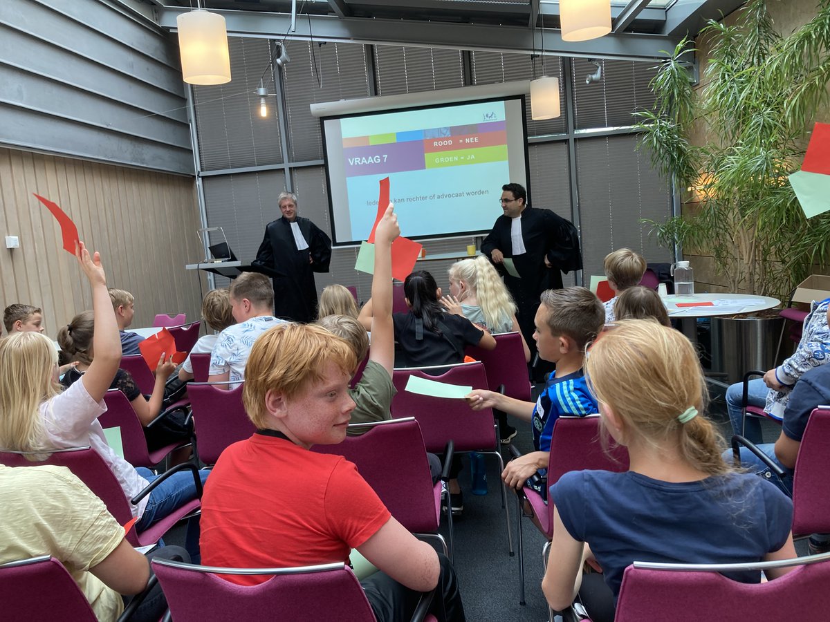 Zondag 26 juni kwamen een advocaat en rechter vertellen over hun werk bij de rechtbank. Aan de hand van stellingen werden de kinderen uitgenodigd hun mening te geven, en leerden we ook hoe het rechtssysteem werkt.