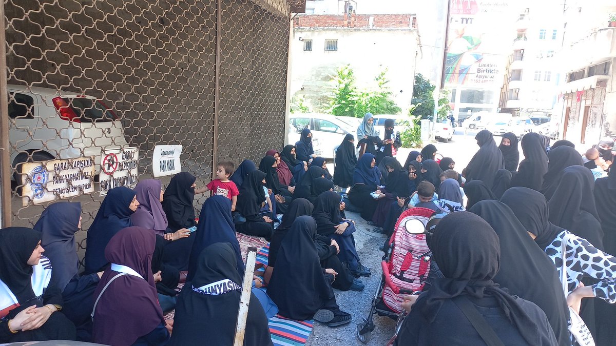 MeryemKuytull's tweet photo. Kur'an okunduğu için mühürlenecek olan evin önündeyiz. Bu zulüm vesilesiyle önemli bir şeyi vurgulamak istiyorum: Türkiye'de laiklik yok! Öyle olsa devlet dine karışmazdı. Türkiye de bizantinist tutum hakim. Devlet dini istediği gibi kontrol ediyor ve menfaati kadar kullanıyor. https://t.co/UD6Zuiesxg