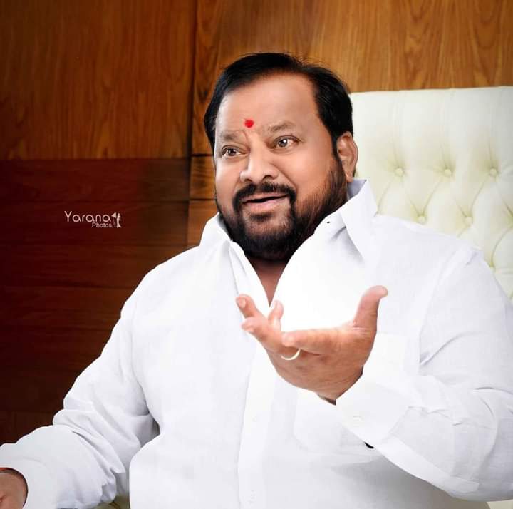 sudhirmbondre's tweet photo. काय झाडी, काय डोंगर, काय हाटेल, ओक्के मदी हाय!!
मस्करी करावीशी वाटत्ये ना? एक आमदार असलेला माणूस 'असल्या भाषेत' बोलतो याची खिल्ली उडवाविशी वाटत्ये ना? वाटणं साहजिक आहे कारण तुम्ही अजून कधी शेणाने सारवलेल्या जमिनीवर फतकल मारून बसून बुक्कीनी कांदा फोडून लसणीच्या चटणीबरोबर
1+9 https://t.co/SOjMzMqJpH