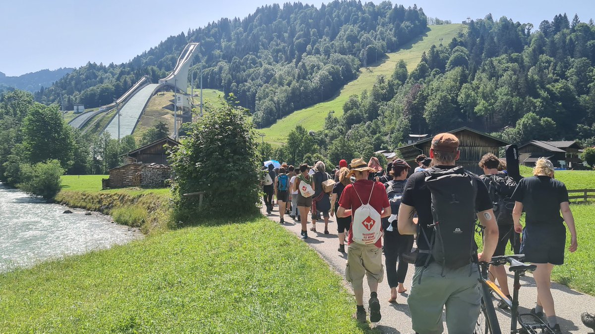 Bei 26 Grad durch die pralle Sonne ☀️ Fast 10 Kilometer haben die Demonstrierenden auf ihrem Sternmarsch noch vor sich. Zu Fuß geht's auf ihrer Route Richtung Schloss #Elmau

#G7GER #G7Gipfel #G7Elmau #G7Summit #G7 #br24