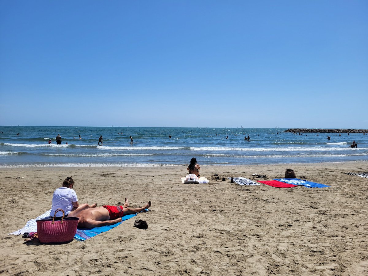 Serviette de plage ✅
Maillot ✅
Soleil et beau paysage ✅
Bronzage de canadien 🔄