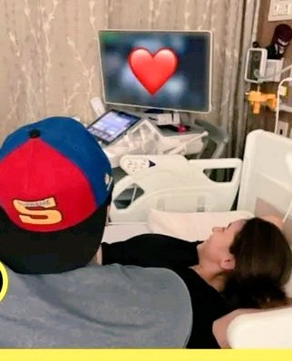 TafreeWith's tweet photo. Hardik pandya be like : KON H JO MUJHE BHI TEZ H 
#AliaBhatt #RanbirKapoor https://t.co/Uxcnf0CiIC