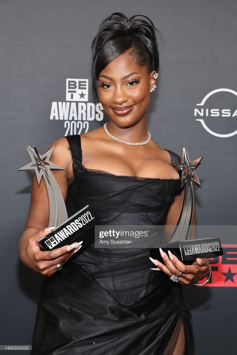 talhaumer45's tweet photo. TEMS - Queen of Afrobeats 🕊 #BETAwards https://t.co/fcM0mu1NTC
