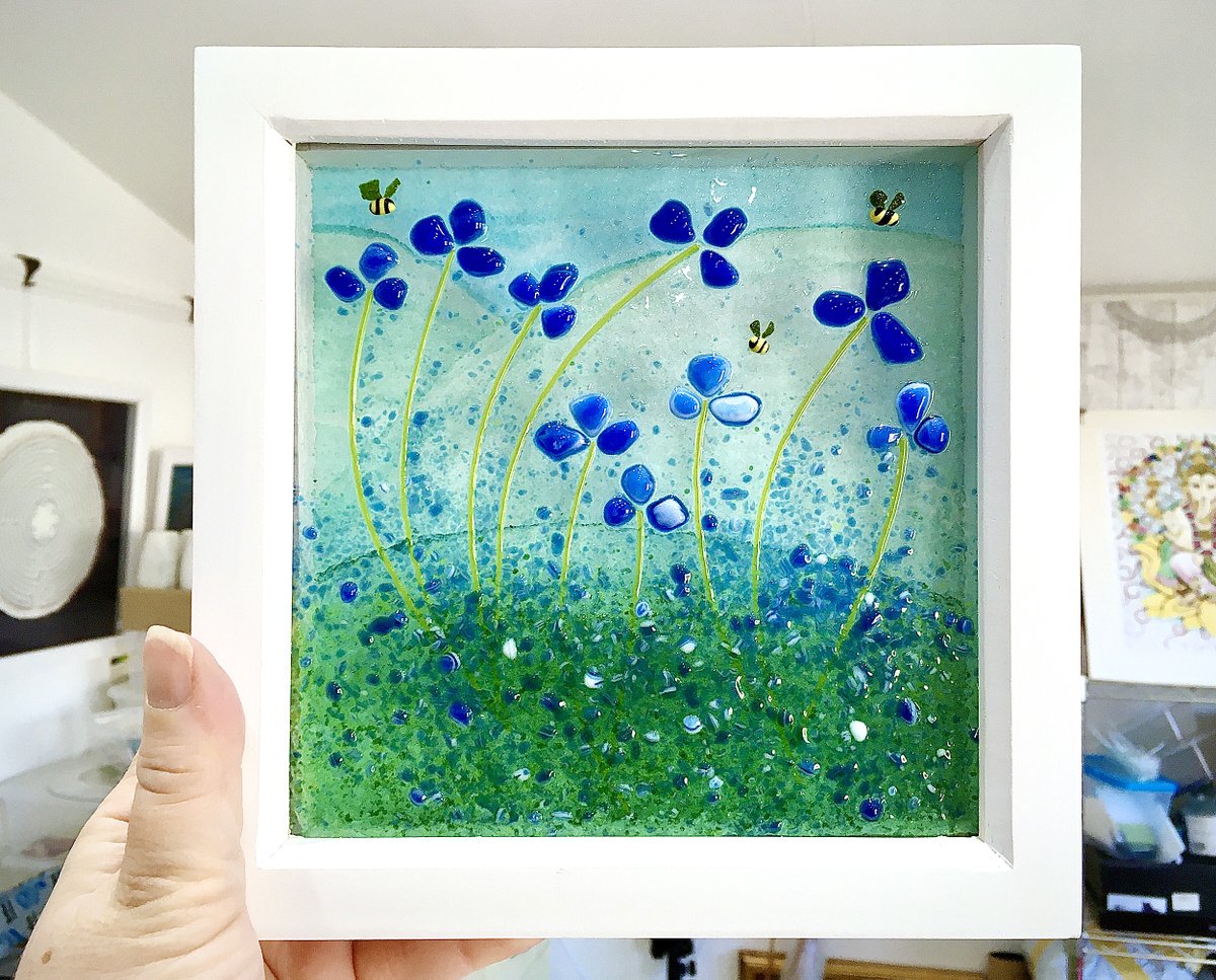 My favourite thing in my <a href="/BritishCrafting/">BritishCraftHouse</a> shop today is this blue flowers picture, it's got lots of lovely texture and cutey little #bees 

thebritishcrafthouse.co.uk/product/white-…

#tbchpowerhalfhour #giftideas #handcrafted #madeinuk
