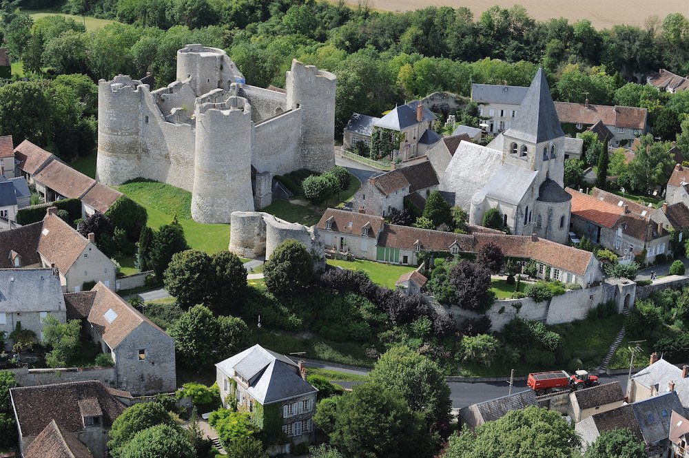 À travers les ruelles fleuries de Yèvres-le-Châtel, <a href="/LPBVF/">Les Plus Beaux Villages de France</a>🌹
Depuis la visite de Victor Hugo au sein de ce village, peintres et plasticiens s’y succèdent. En plein milieu de la Beauce, Yères-le-Châtel est un lieu d’inspiration pour tous ces artistes🏡 <a href="/leloiret/">Le Loiret</a> <a href="/RCValdeLoire/">Région Centre-Val de Loire</a>