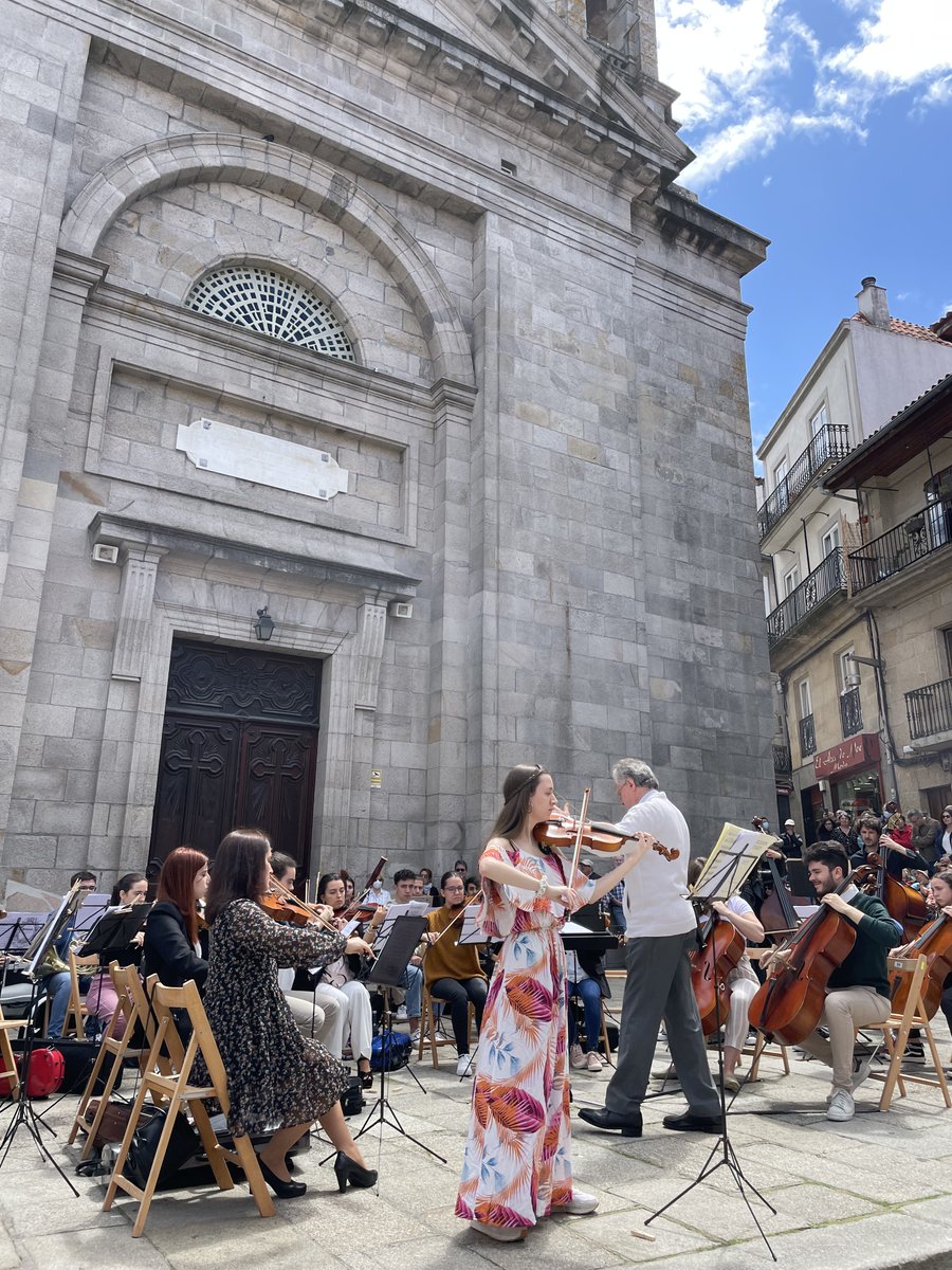 OrquestaClasica's tweet photo. Onte saíu o sol para o noso tradicional concerto do Día Europeo da Música e a praza da Igrexa do casco vello de #Vigo encheuse de vida, cun público respectuoso que gozou atento das nosas melodías.🎼

Grazas a todos por achegarvos! 🖤 https://t.co/EZr4tTtNg8