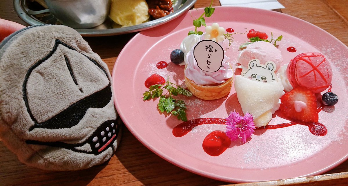 ちいかわ飯店行ったよ!!シーサーが盛りつけてくれた郎おいしかった～!😋モモンガのやつは漫画では包まれて隠れてた体の部分がちゃんと描かれててめっちゃ凝ってるな⁉️ってびっくりした、、、労働の鎧さんポーチと並べて写真撮れてうれしい～!🥳 