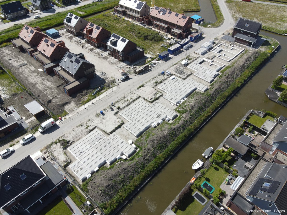 TBE_ZA's tweet photo. Onlangs hebben wij deze beelden mogen ontvangen. U ziet de fundering van de 2onder1 kap woningen in de wijk Reigersborg Zuid te Hoogkarspel.  Wij hebben in opdracht van ZeemanVastgoed deze woningen en appartementen mogen ontwerpen en uitwerken en zijn trots op het resultaat! https://t.co/OyYVpgYiA6