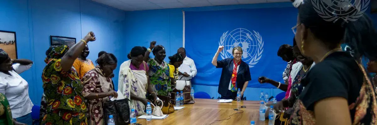 Oxford Politics and IR (@politics_oxford) on Twitter photo 🚺 Having more women round the table in #peacemaking discussions is one thing - allowing the time and space to speak is another matter.
Our <a href="/ImpactUN/">United Nations Academic Impact</a> #PeaceandSecurityDigests argues for women's influence to grow steps must be taken to address imbalance.
politics.ox.ac.uk/publication/ge… 🚺 Having more women round the table in #peacemaking discussions is one thing - allowing the time and space to speak is another matter.
Our <a href="/ImpactUN/">United Nations Academic Impact</a> #PeaceandSecurityDigests argues for women's influence to grow steps must be taken to address imbalance.
politics.ox.ac.uk/publication/ge…