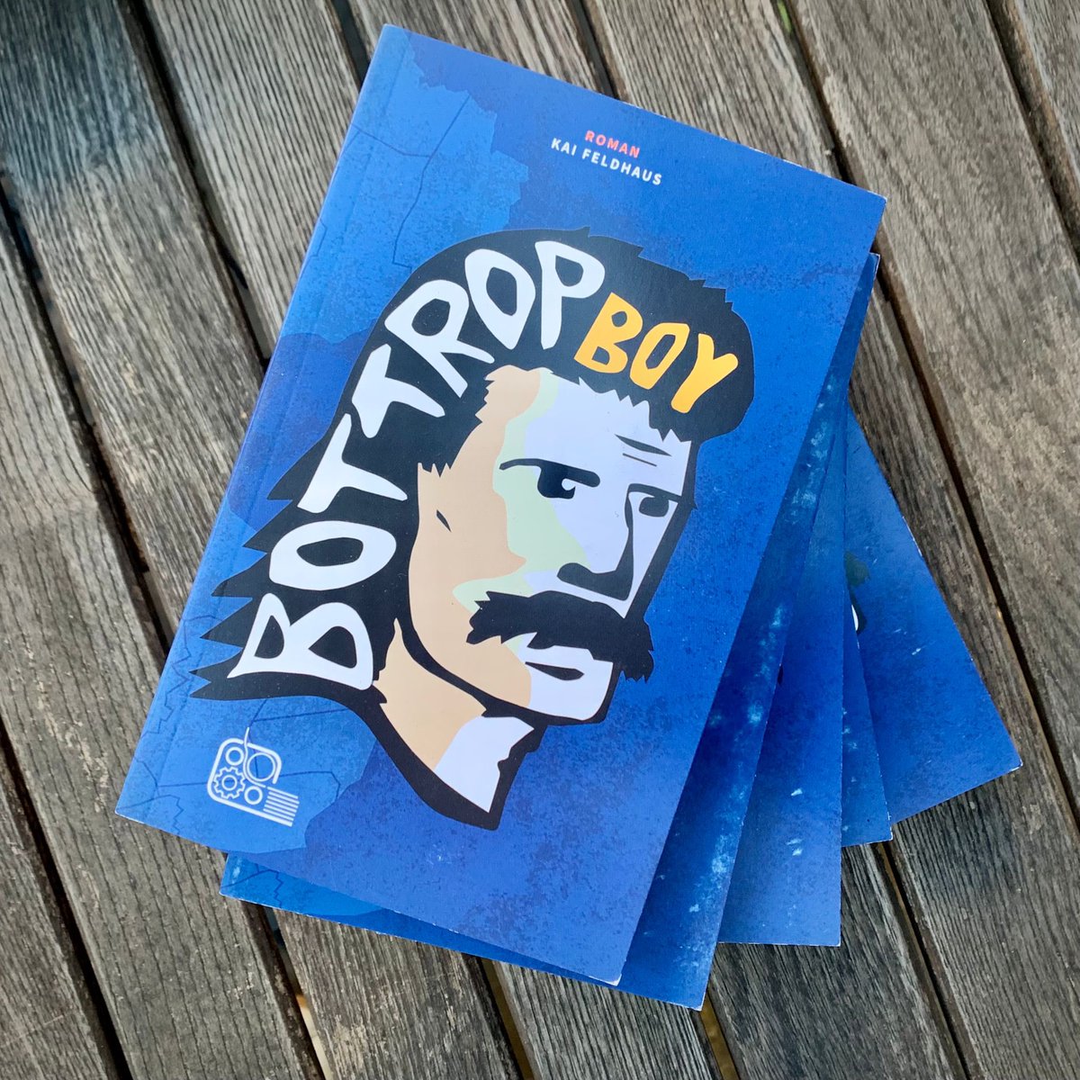 KaiFeldhaus's tweet photo. Jetzt wird’s schmutzig! Am DONNERSTAG, 30. Juni (19 Uhr) die vorerst letzte Lesung aus „Bottrop Boy“ in Berlin. Nie war eine Location dem Inhalt so nah: Bauernstube im Kleingarten Bornholm, Pberg. Pils is kalt ausgeschlagen. Und Uerdinger! 
Is schon spät genug für Uerdinger? https://t.co/1fkrQ0y67G