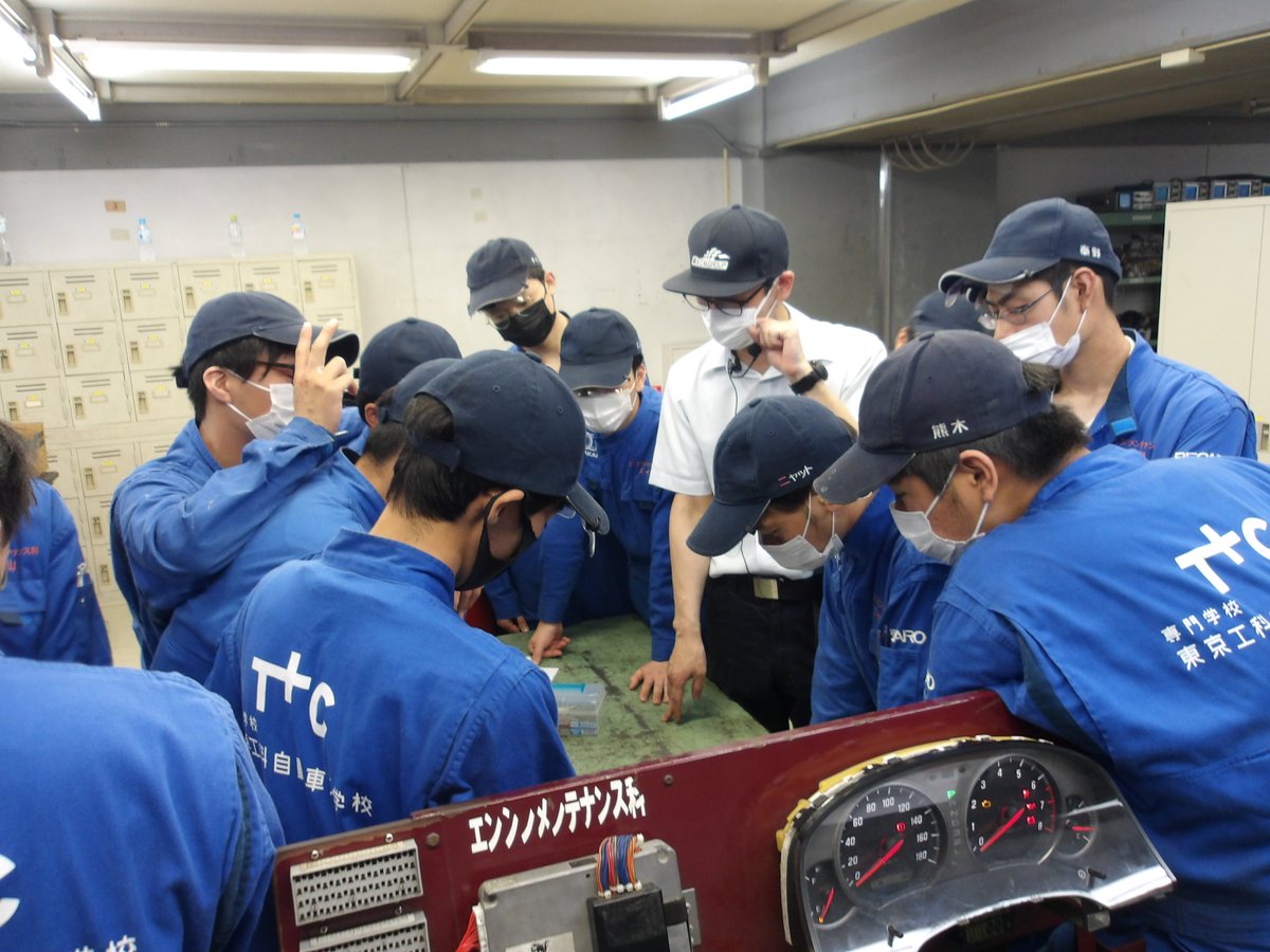 tera_house_n's tweet photo. #今日の授業
#スタータモータ の実習をしてる1年生は分解と内部構造確認と部品名称を覚えた後、ベンチエンジンで取り付け場所の確認と簡単な点検♪ #フレミング左手
#故障診断 実習をやってる2年生は #HDM2000 という診断機の使い方を教わっているところ✌️ 使いこなせれば、強い味方です😁 https://t.co/sLcQMcubLs