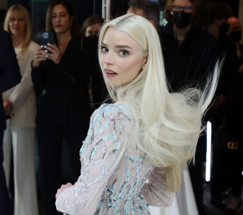 Your Queen Elsa is here.