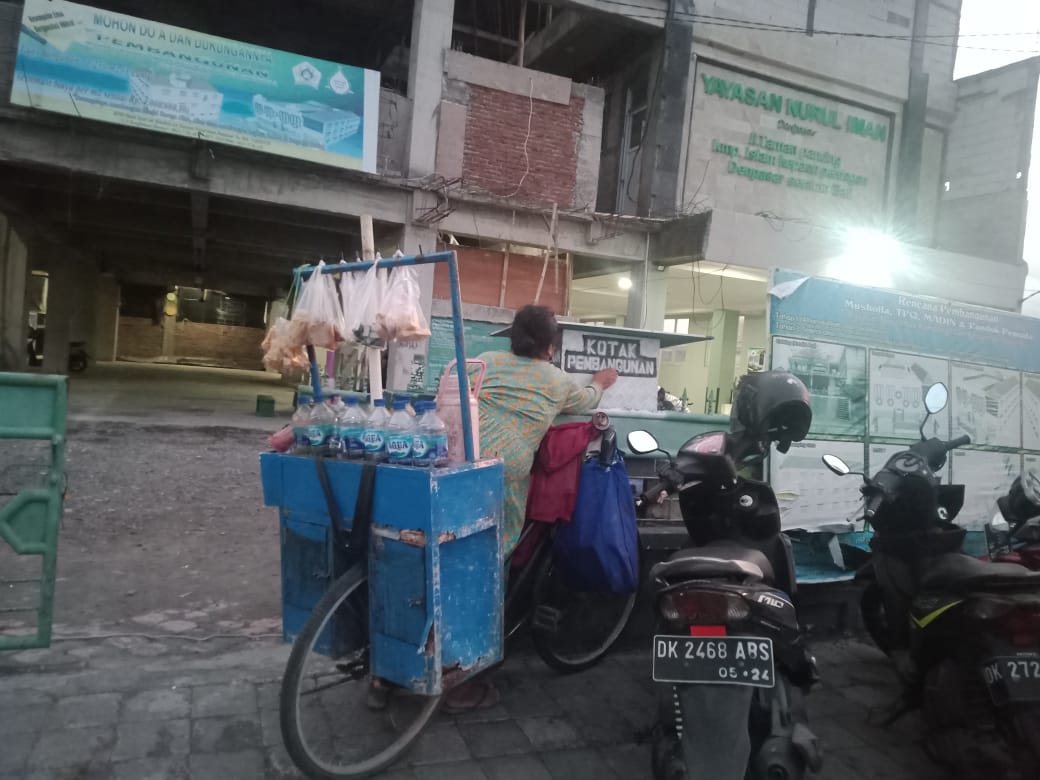act_bali's tweet photo. Semeton, ada yang buat hati mimin terharu hari ini. Kemarin gak sengaja ketemu sama ibu ini ketika jalan pulang. 

Sambil membawa dagangannya, tak sengaja terdengar suara merdu terucap, "Bismillah ya Allah," sambil melipat uang kerta yang ia peroleh dari hasil jualannya hari ini. https://t.co/dcGKBcgpLb