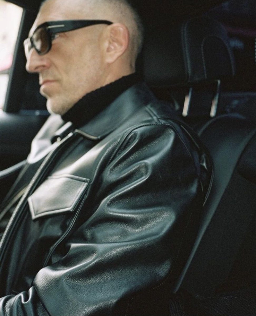 Alessandro Fiorucci (@𝚏𝚒𝚘𝚛𝚞𝚌𝚌𝚒) en Instagram:

«Gafas de sol, chupa y el chelo en el maletero. El resto lo resuelvo por el camino.»