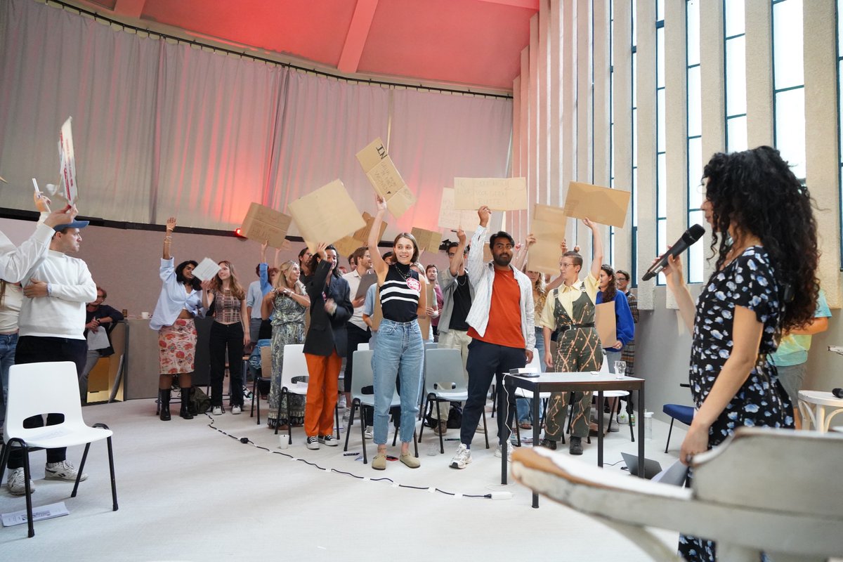 Wel Lullen, Niet Poetsen is een feit!
Een uitverkochte Tempel: debat, kunst en sprekers uit allerlei hoeken van activisme. Wij zijn geïnformeerd, geconfronteerd en geïnspireerd!
Hoe activistisch is de pechgeneratie? Als we jullie bordjes zien, hebben we er alle vertrouwen in!